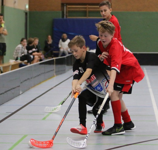 Ein Spieler vom Hetlinger MTV behauptet den Ball im Zweikampf gegen seinen Gegenspieler vom Gettorfer TV